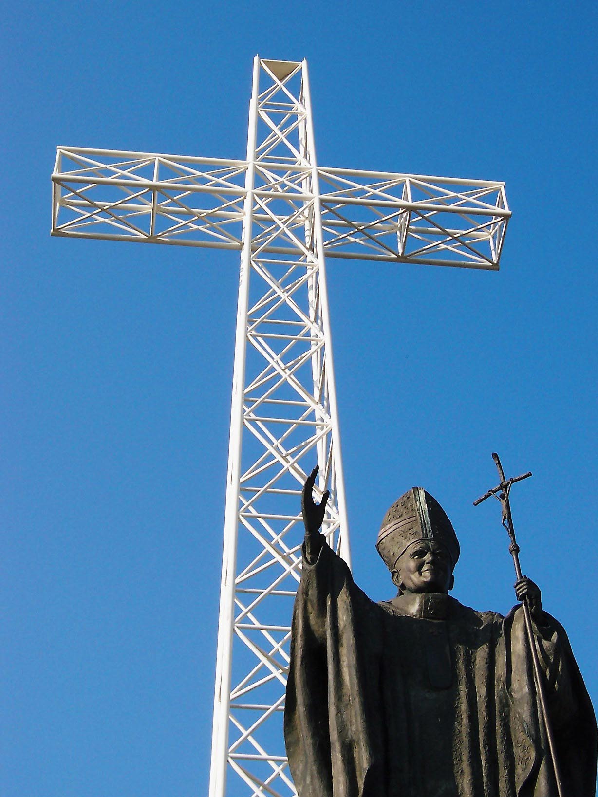 Krzyż Papieski i Pomnik Jana Pawła II